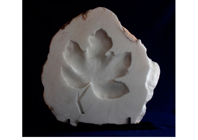 Hoja de higuera. Alabastro. 38 x 40 x 6 cm.